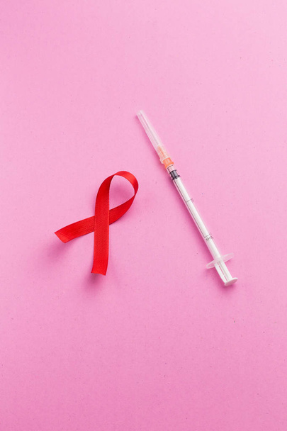 A piros szalag a Hiv és AIDS tudatosság nemzetközi szimbóluma. - Fotó, kép