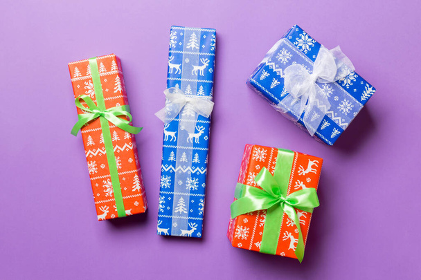 Top vista regalo di Natale scatola con fiocco bianco e verde su sfondo viola
 - Foto, immagini