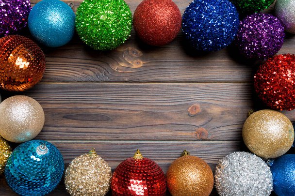 Composizione festiva di bagattelle decorative su sfondo di legno. Vista dall'alto dei giocattoli di Natale con spazio copia - Foto, immagini