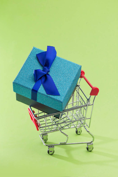 Shopping carts and fancy gift boxes - Photo, Image