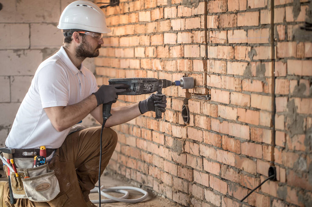 Handyman používá jackhammer, pro instalaci, profesionální pracovník  - Fotografie, Obrázek