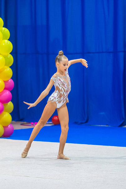 Linda menina ginasta no tapete na competição
 - Foto, Imagem