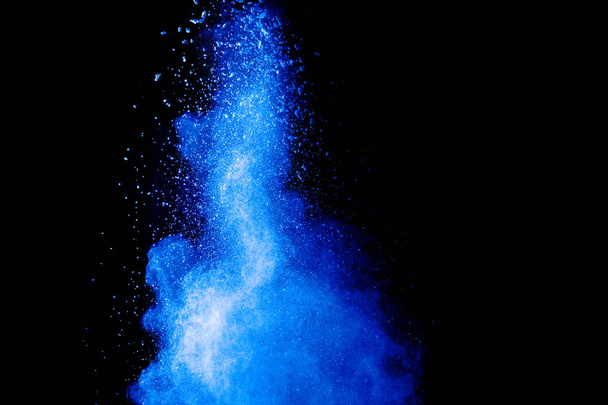 Blauwe kleur stofdeeltjes spatten wolk op zwarte achtergrond.Kleur poeder explosie. - Foto, afbeelding