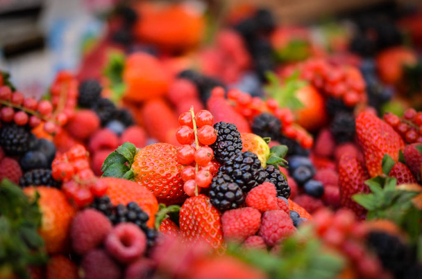 mix fresco di frutti di bosco vista da vicino fragole, mirtilli, bacche rosse, more
 - Foto, immagini