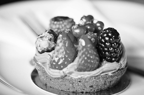 köstliche frische Früchtetorte mit Vanille & Pistaziencreme - Foto, Bild