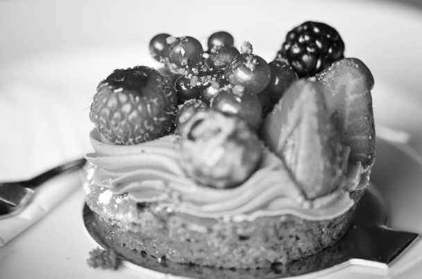deliciosas frutas frescas torta com creme de baunilha e pistache
 - Foto, Imagem