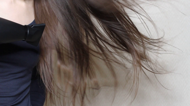 Nahaufnahme Video einer Frau, die Haare trocknet, mit schwarzem Haartrockner - Filmmaterial, Video