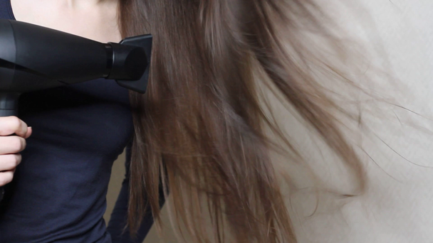 Lähikuva video Nainen kuivaus hiukset käyttäen musta hiustenkuivaaja
 - Materiaali, video