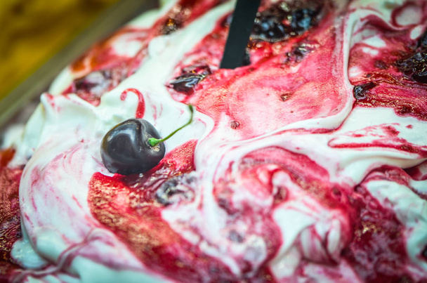 delizioso gelato italiano con frutta fresca e condimento
 - Foto, immagini