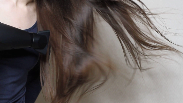 Fermer la vidéo de Femme séchant les cheveux en utilisant un sèche-cheveux noir
 - Séquence, vidéo