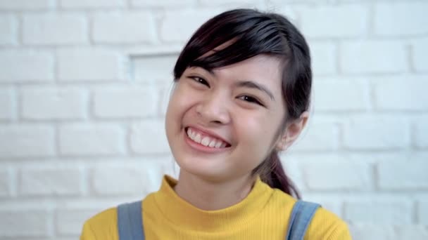 close-up de video schieten van schattig Zuidoost-Aziatische tieners zijn glimlachen helder en schattig - Video