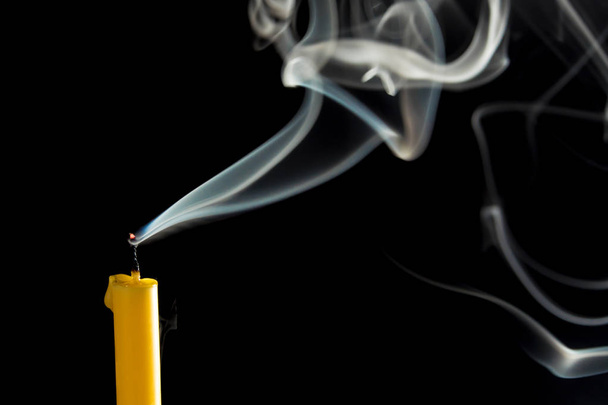 Fumo branco quando a vela se apaga
 - Foto, Imagem