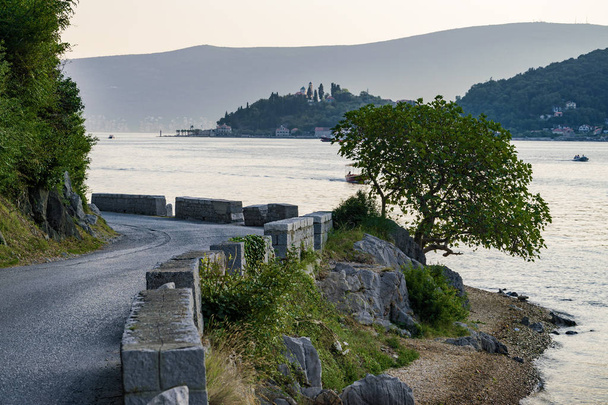 Вид на залив Котор возле Тивата, Черногория
. - Фото, изображение