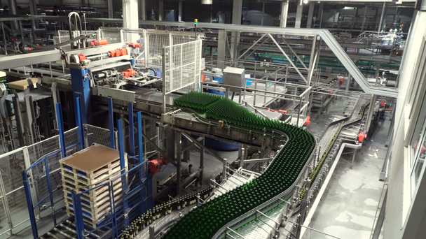 Fábrica de cerveja interior com um monte de máquinas
 - Filmagem, Vídeo