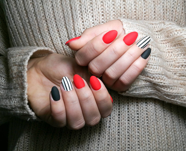 Крупный план молодых женщин с разноцветными ногтями гель маникюр. Девушка с руками позади
 - Фото, изображение
