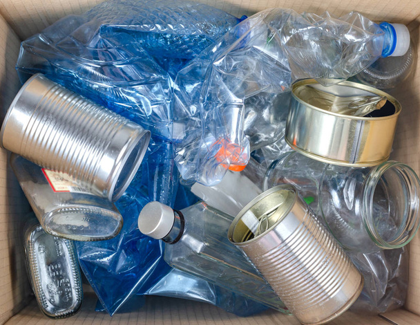 Sluiten van prullenbak vol met plastic, glazen flessen en stalen blikjes . - Foto, afbeelding