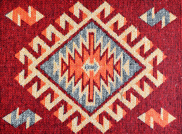 Rumuński ręcznie robione czerwone dywany z ozdobami etnicznymi. - Zdjęcie, obraz