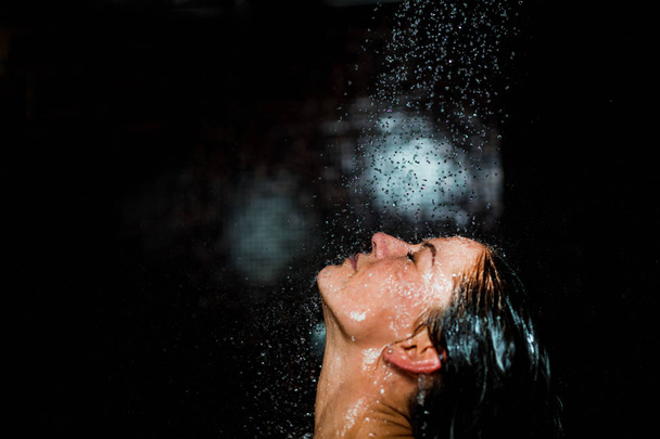 Hermosa mujer tomando una ducha después del centro de spa Sauna
. - Foto, Imagen