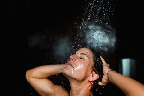 Gyönyörű nő vesz egy zuhany a Spa Center  - Fotó, kép