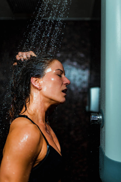 スパセンターサウナの後にシャワーを浴びて美しい女性. - 写真・画像