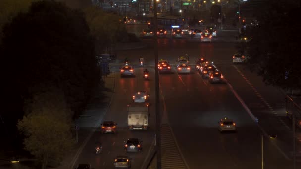 Νυχτερινή κυκλοφορία στη Μαδρίτη κοντά στο σταθμό Atocha. - Πλάνα, βίντεο