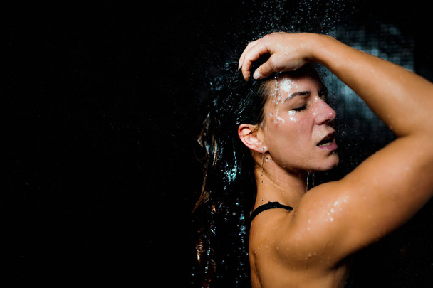 Belle femme prenant une douche après spa centre sauna
. - Photo, image