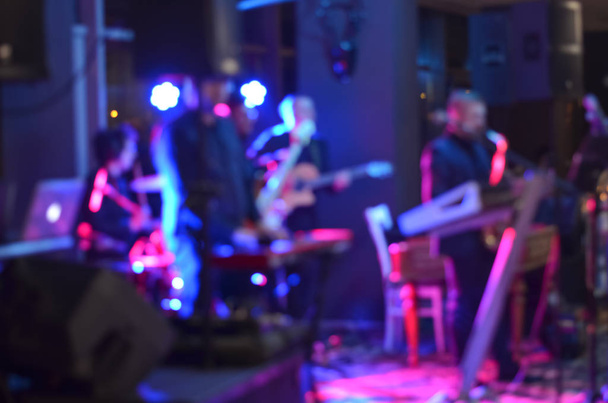 Різнокольоровий світлий розмитий фон музичного гурту, що співає на сцені на концерті
 - Фото, зображення