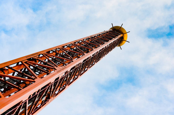 Blick auf den eisernen Fallturm oder großen Fallturm in einem Vergnügungspark vor blauem Himmel .  - Foto, Bild