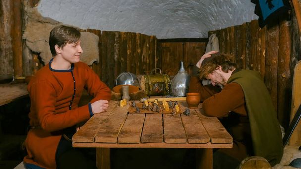 Двоє чоловіків грають у популярну стратегію настільну гру - тафл
 - Фото, зображення