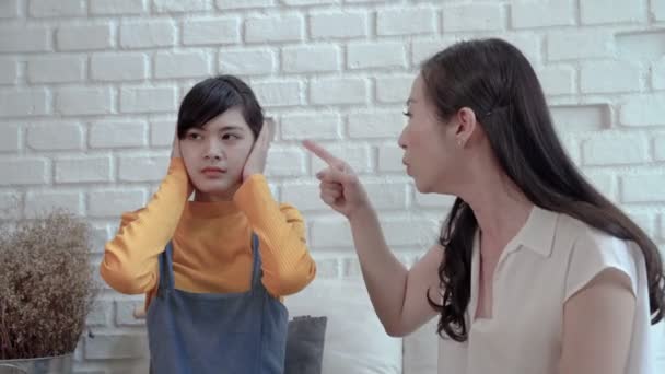 Családi koncepció videó, Az anya panaszkodik a lánya, aki egy tinédzser, a lány a kezét csukva a fül nem engedelmeskednek a tanításoknak. - Felvétel, videó