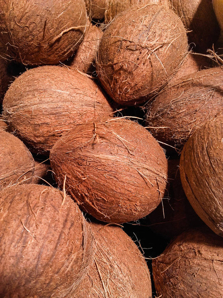 Całe surowe całe kokosy na sprzedaż na rynku . - Zdjęcie, obraz