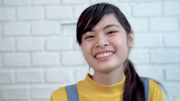Close up video natáčení roztomilé jihovýchodní Asie teenageři se usmívají světlé a roztomilé - Záběry, video