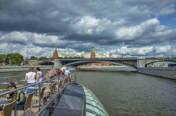 Moskva, Rusko - 27. srpna 2017: Výlet lodí po řece Moskvě v centru města. Pohled na věže Kremlu, mosty. Turisté na lodi pohled na krajinu - Fotografie, Obrázek