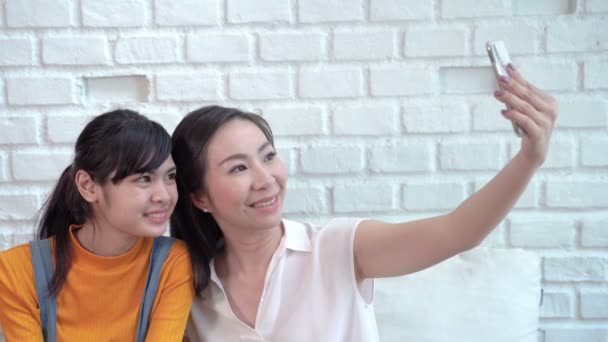 Familie concept video, Zuidoost-Aziatische moeder en dochter zijn gelukkig selfies - Video