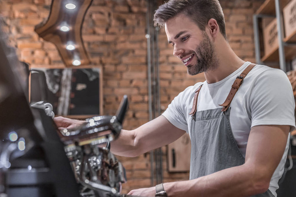 Boční pohled záběr muže barista dělat šálek kávy - Fotografie, Obrázek