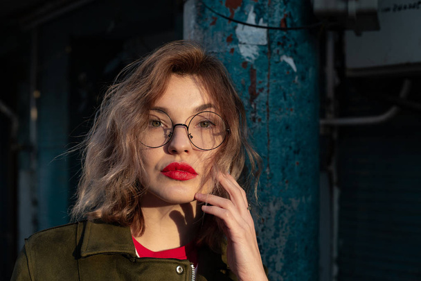 girl with glasses and red lipstick - Zdjęcie, obraz