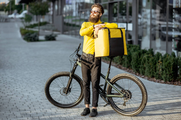Corriere ritratto con bicicletta e borsa all'aperto
 - Foto, immagini