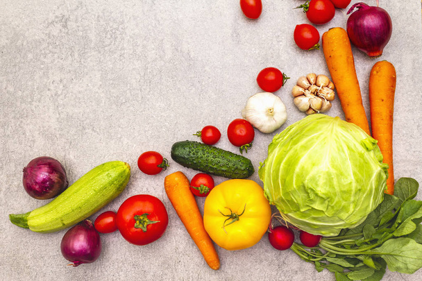 Válogatás friss bio zöldségek. Élelmiszer főzés kő háttér. Egészséges vegetáriánus (vegán) étkezési koncepció, felülnézet másolás tér lakás feküdt. - Fotó, kép