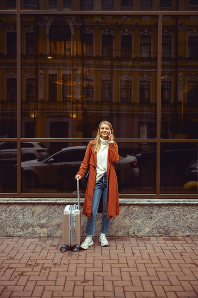 Stylish young traveler looking in front of her - Foto, Bild