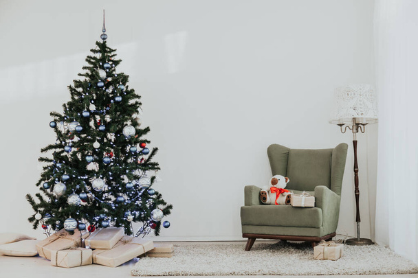 Karácsonyfa, egy világos szoba újévi ajándékok - Fotó, kép