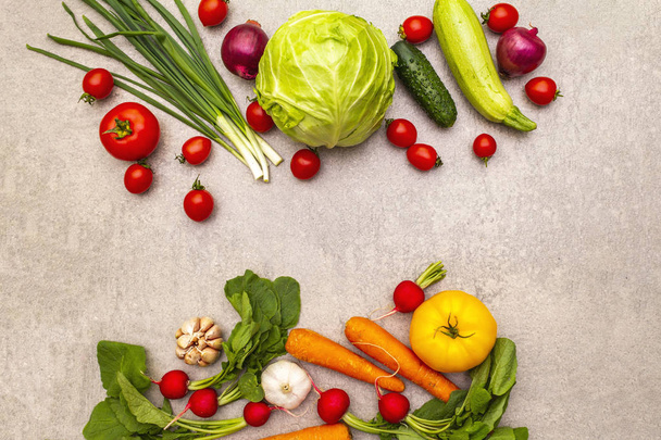 Çeşitli taze organik sebzeler. Yemek pişirme taşı arka planı. Sağlıklı vejetaryen (vejetaryen) yeme konsepti, üst görünüm, düz yatış. - Fotoğraf, Görsel