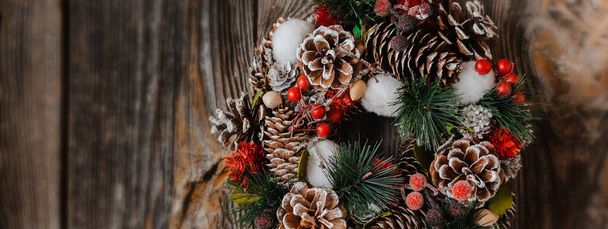Couronne de nouvel an d'épicéa et de décorations de Noël
 - Photo, image