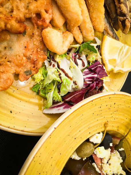 μείγμα τηγανητά ψάρια & θαλασσινά πιάτο με φρέσκο μαρούλι και χυμό λεμονιού - Φωτογραφία, εικόνα