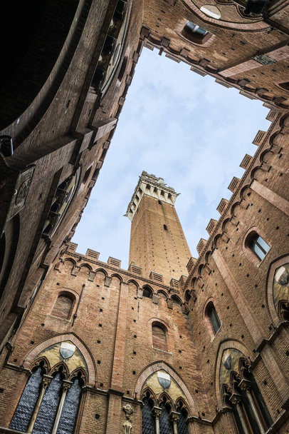 Openbaar Paleis van Siena Patio en Torre del Mangia - Foto, afbeelding