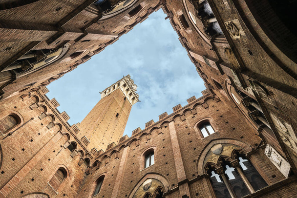 Openbaar Paleis van Siena Patio en Torre del Mangia - Foto, afbeelding