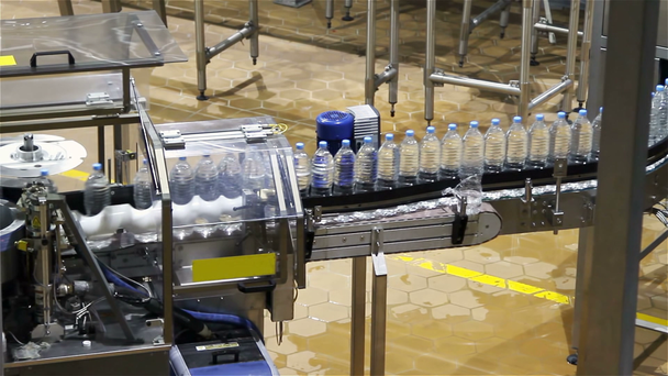 μπουκάλι νερό ταινιοδρόμων βιομηχανία - Πλάνα, βίντεο