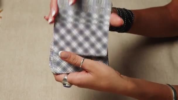 Fiatal nő shuffles tarot kártyák - Felvétel, videó