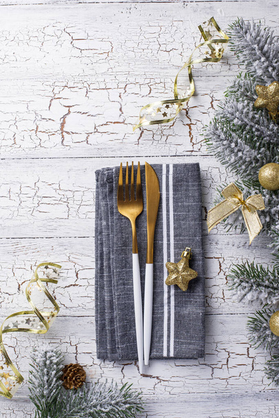 Christmas table setting and golden decor - Foto, Imagen