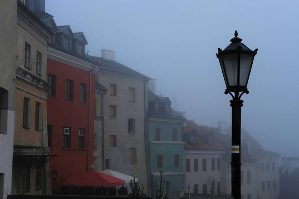 színes házak egy európai óvárosban a ködben - Fotó, kép