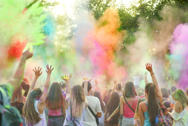 holi-Fest der Farben. holi buntes Fest der bunten Farben aus Pulver und Staub. Menschen mit buntem Puder überzogen jubeln und tanzen - Foto, Bild